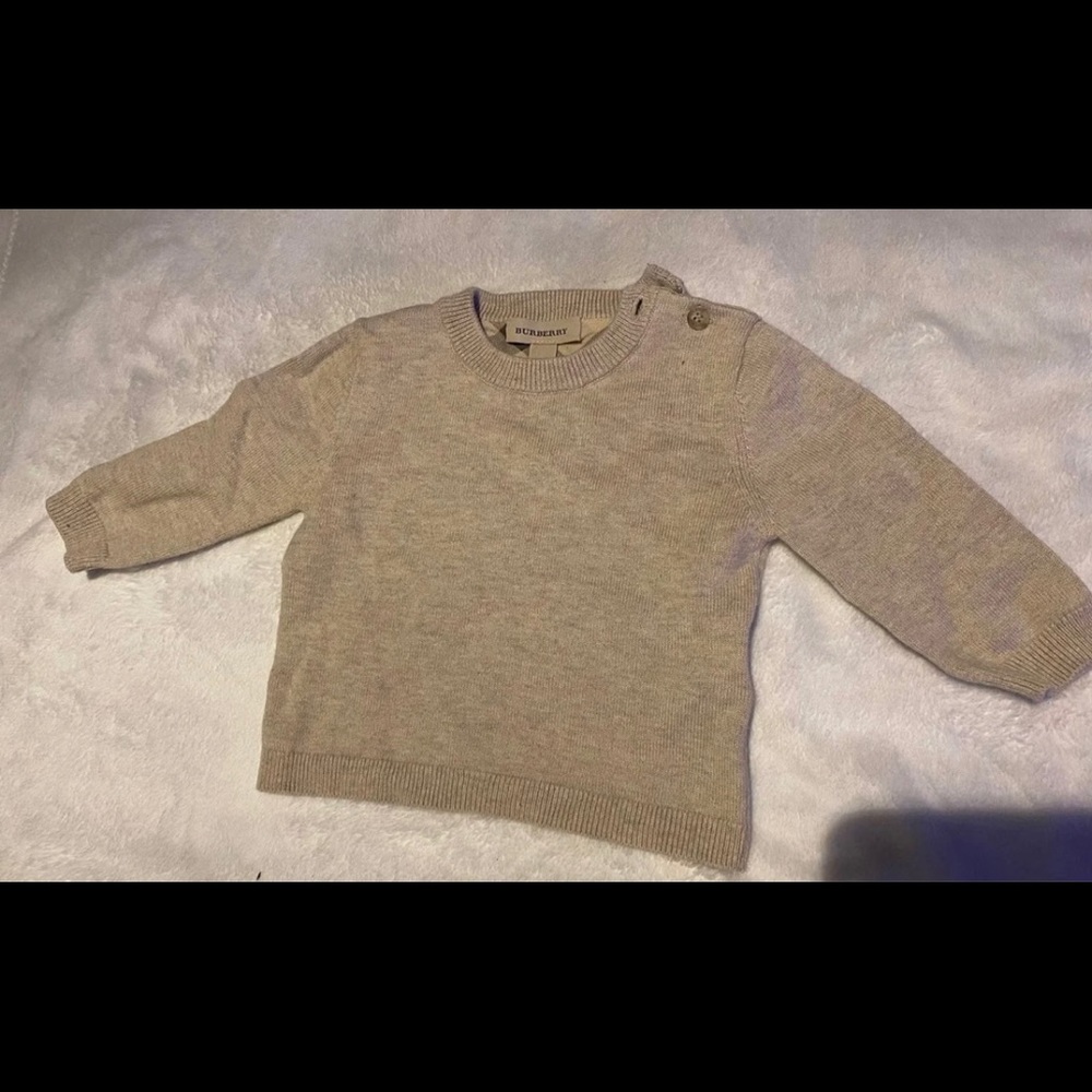 Baby Burberry sweater size 6months, in very good condition like new